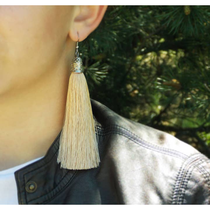 Boucles d'oreilles à pampilles dorées, boucles d'oreilles graduées, dorées brillantes, modernes, à franges dorées, populaires et élégantes pour la vente par Ninolia