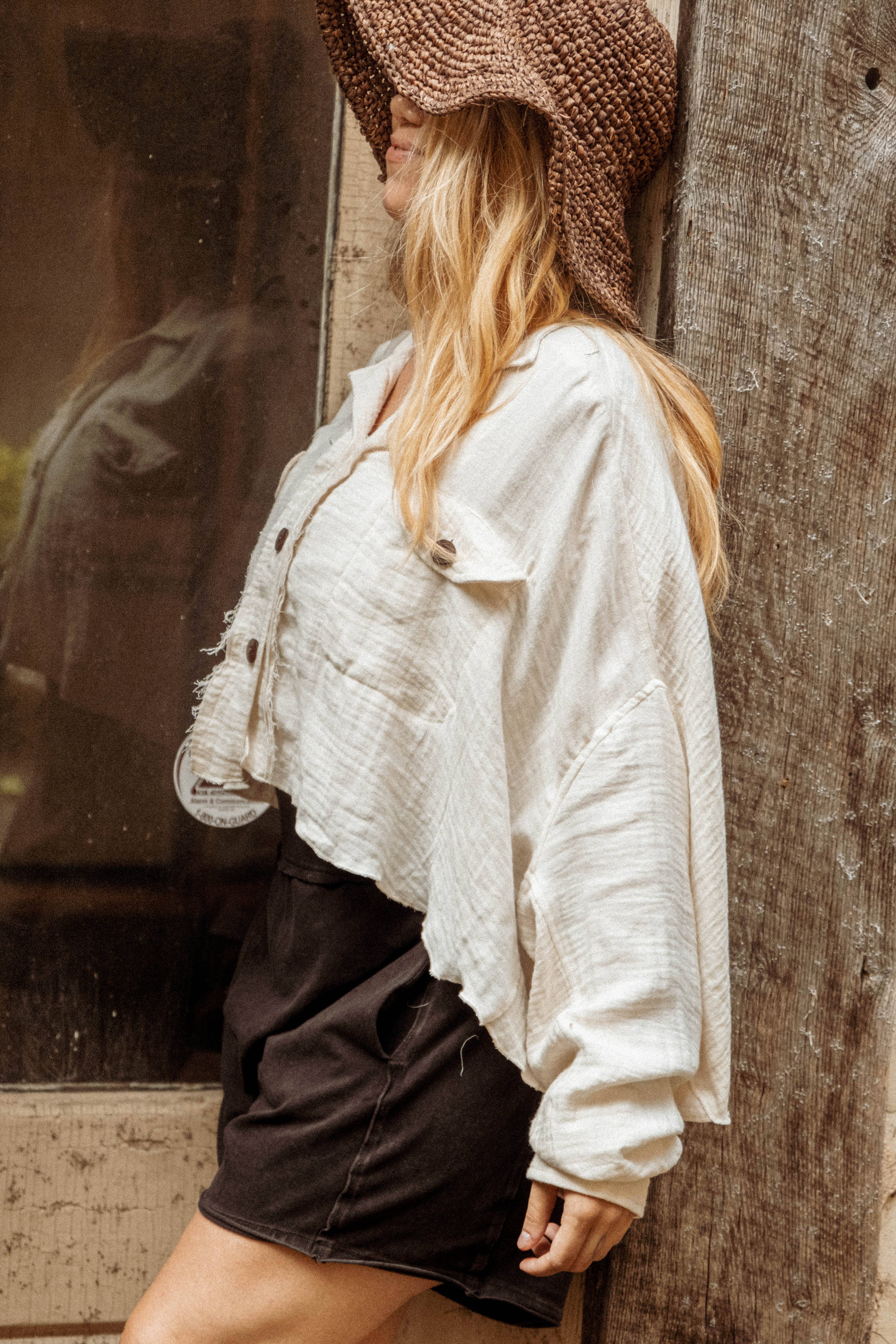 Gardenbelle Shop – Casaco camiseiro – Mulher por atacado – Shacket cropped boho de bambu com botões, camada sobreposta9