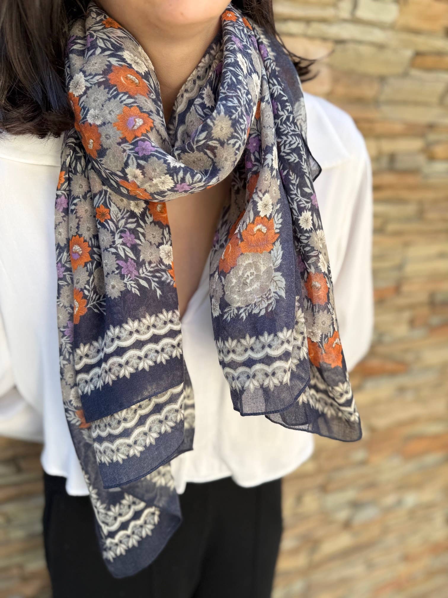 Maison Unik Accessoires - Vendita all'ingrosso Sciarpa - Donna - Foulard quadrato donna Motivo liberty 100% poliestere effetto lana1