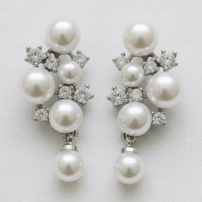 Boucles d'oreilles pendantes élégantes en perles et zirconia pour la vente par Ellemadera