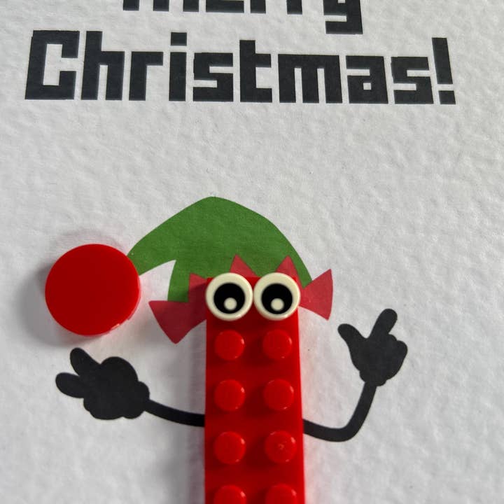 Stud Universe – Großhandel Weihnachtskarte – Festliche LEGO-Karte mit frecher Elfe aus LEGO-Stücken