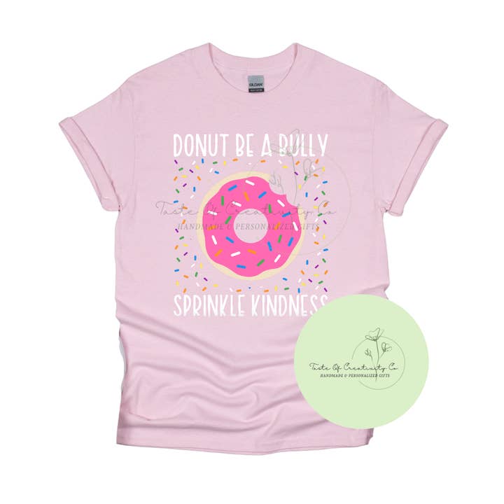 "Donut Wees Geen Pester, Strooi Vriendelijkheid" T-shirt, Roze Shirt voor wholesale door Taste of Creativity CO.