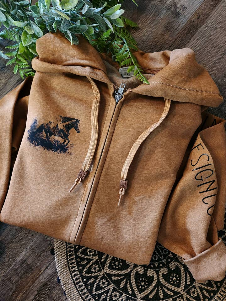 SWEAT À CAPUCHE ZIPPÉ SURDIMENSIONNÉ CHEVAL SAUVAGE pour la vente par Still North Design Co