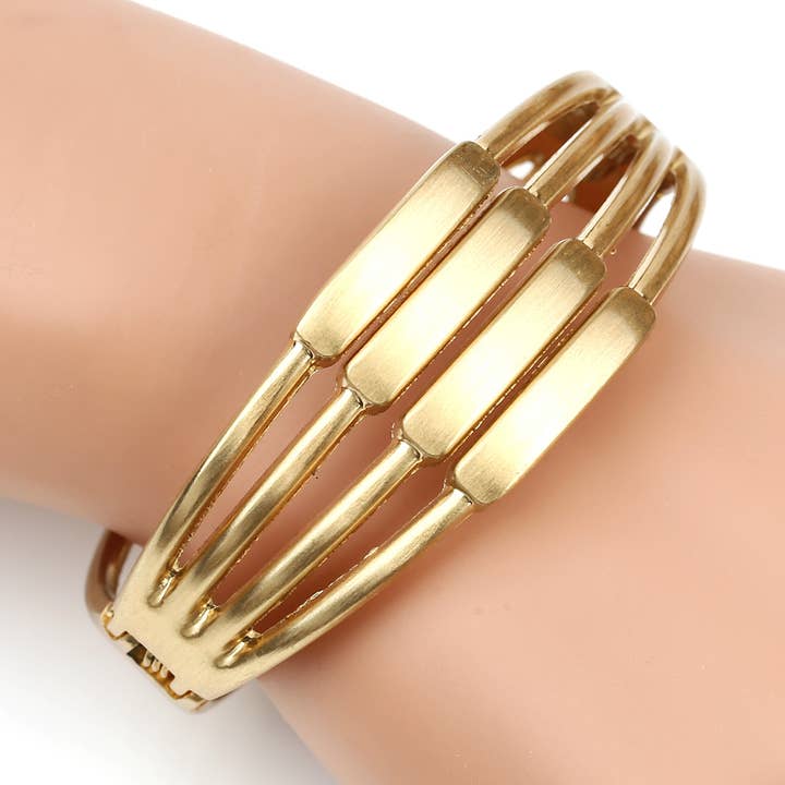 Zilverkleurige of goudkleurige armband met scharnierende manchet en geborsteld voor wholesale door United Elegance