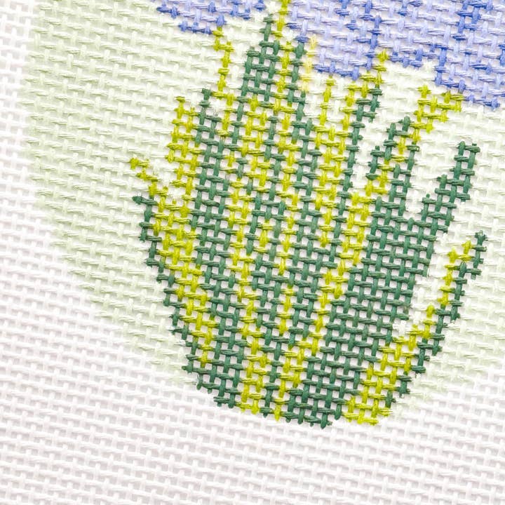 Cotswold Co Designs – Material para bordar/ponto de cruz por atacado – Tela de Ponto de Tapeçaria Redonda com Flor de Tulipa | Pintada à Mão 13 Mesh | Design de 4" em Tela de 8" x 8" | Pronta para Envio3