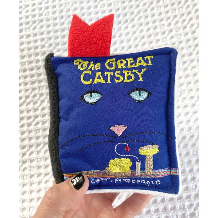 Screaming Pickles – Engroshandel Legetøjssæt - Kat – Håndlavet plyslegetøj - Plys bog til katte "Den Store Catsby"11