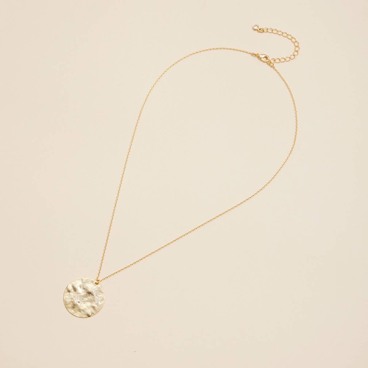 Lilla Haven – wholesale Hänge-/berlockhalsband – Hamrad rund charm gulddopp kort halsband1