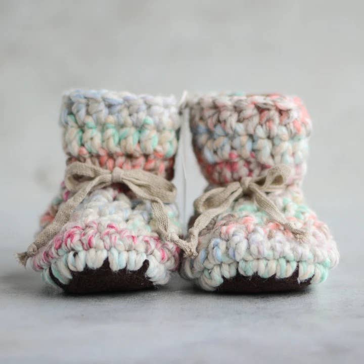Pantoufles en peau de mouton. Chaussons pour bébés. Chaussures pastel pour fille. Bambin. pour la vente par I’m in the Loop