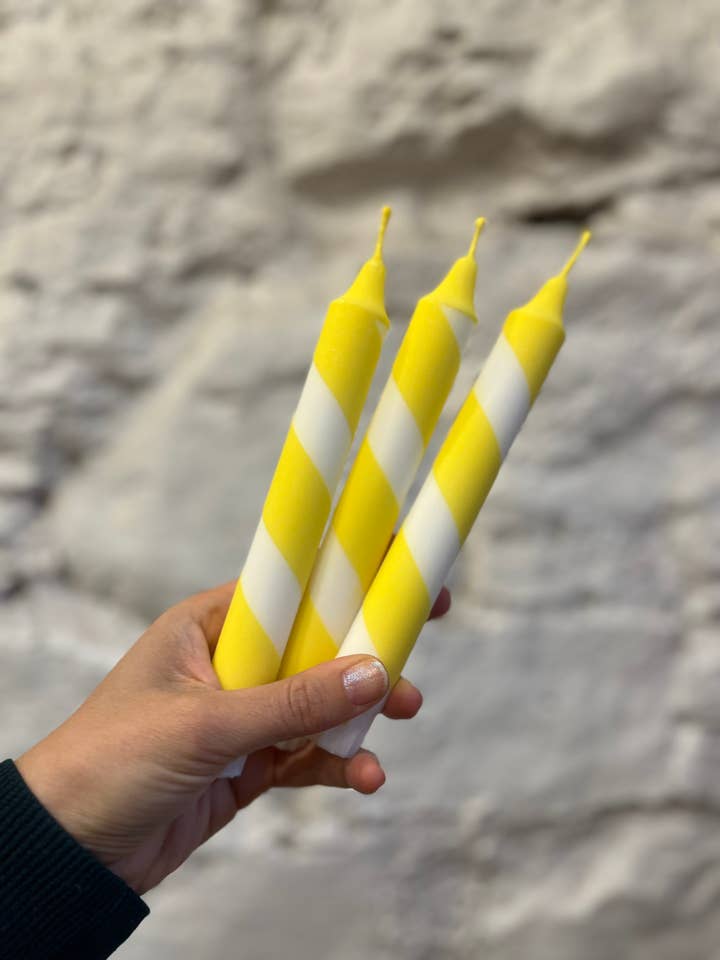 Sonnengelbe & weiße Helter Skelter Stabkerze für den Großhandel von True North Chandlers - Candles