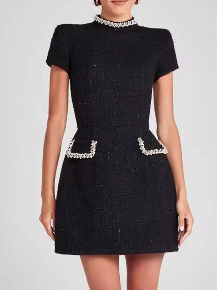 Robe Mini Slim en Tweed à Garniture de Perles DP25E670 pour la vente par Dipped Shop