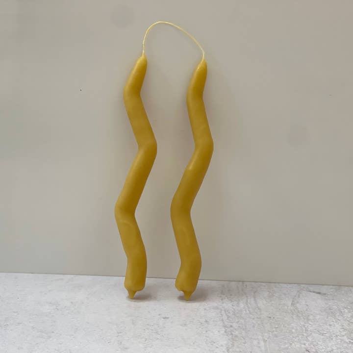 Handdoppade Zig Zag Bivax Taperljus | Set om 2 för wholesale av Good Deeds Market