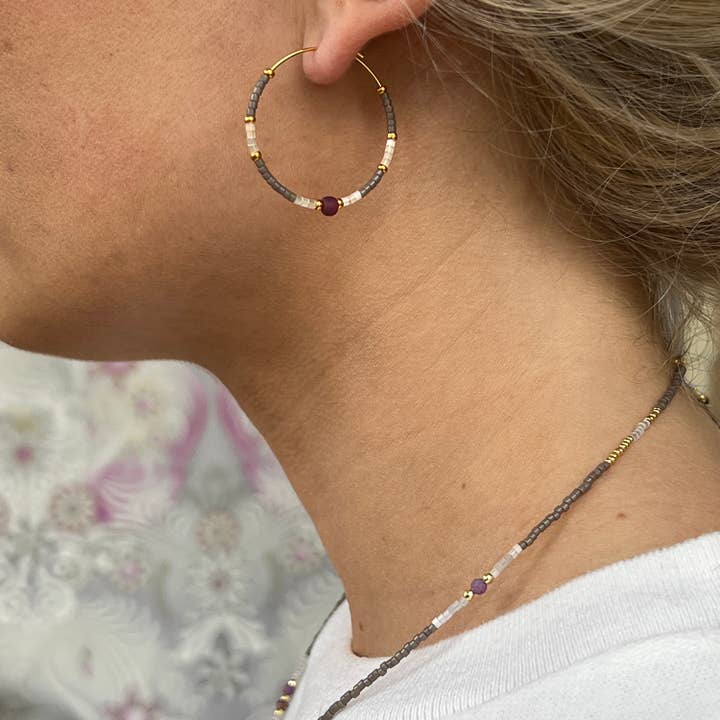 Brincos argola com pequenas miçangas de vidro e pedras semipreciosas por atacado de Jazu Jewellery