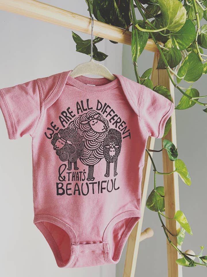 Olika är vackra Baby Bodysuit, Får baby onesie för wholesale av Hippie Baby Co