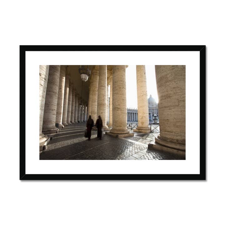 Suore che camminano attraverso il colonnato del Bernini Roma - Stampa incorniciata e montata per la vendita all'ingrosso da parte di Sorbey