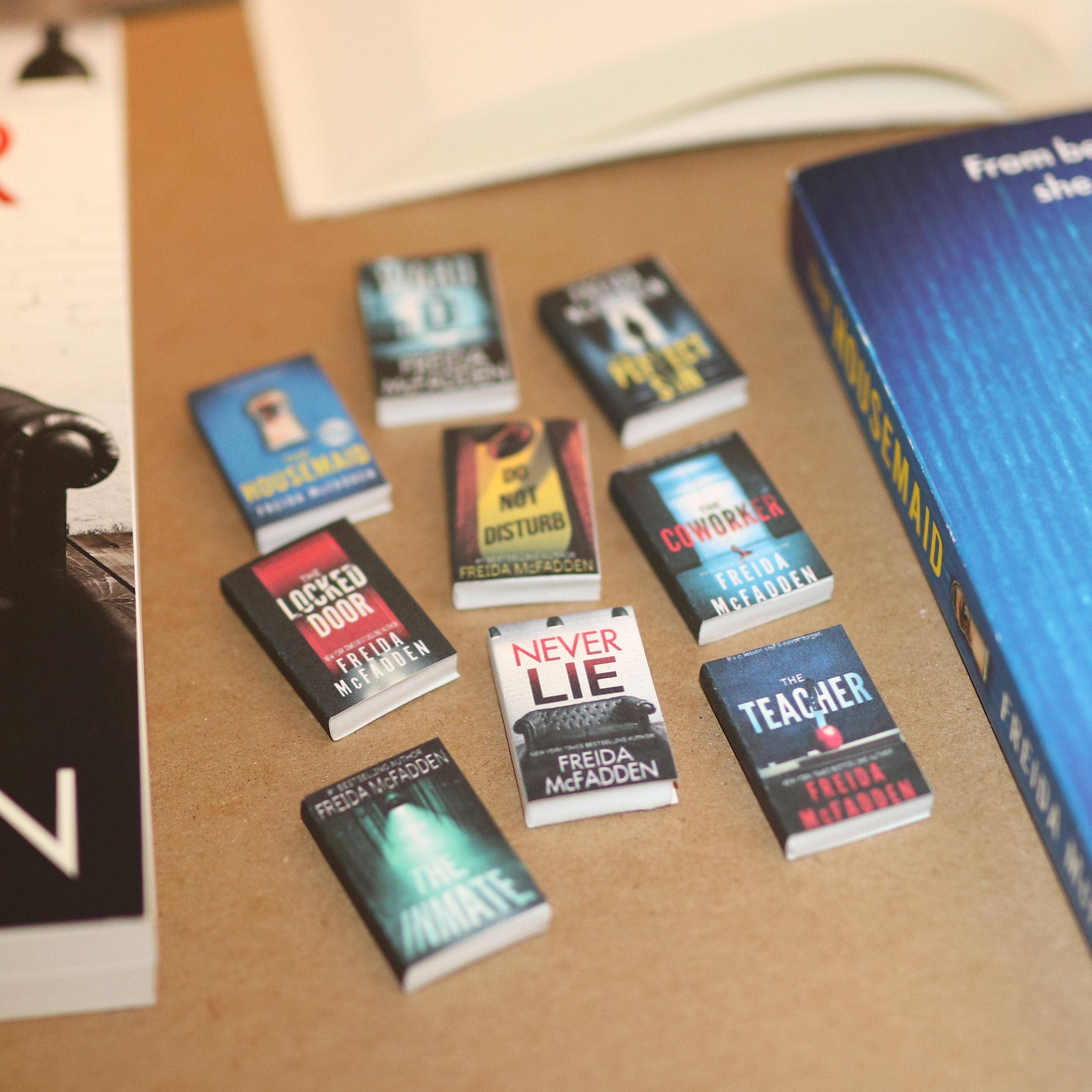 The Sticker Shop - Venta al por mayor Figura decorativa - Juego de libros de thriller y misterio de Freida McFadden en miniatura hechos a mano2