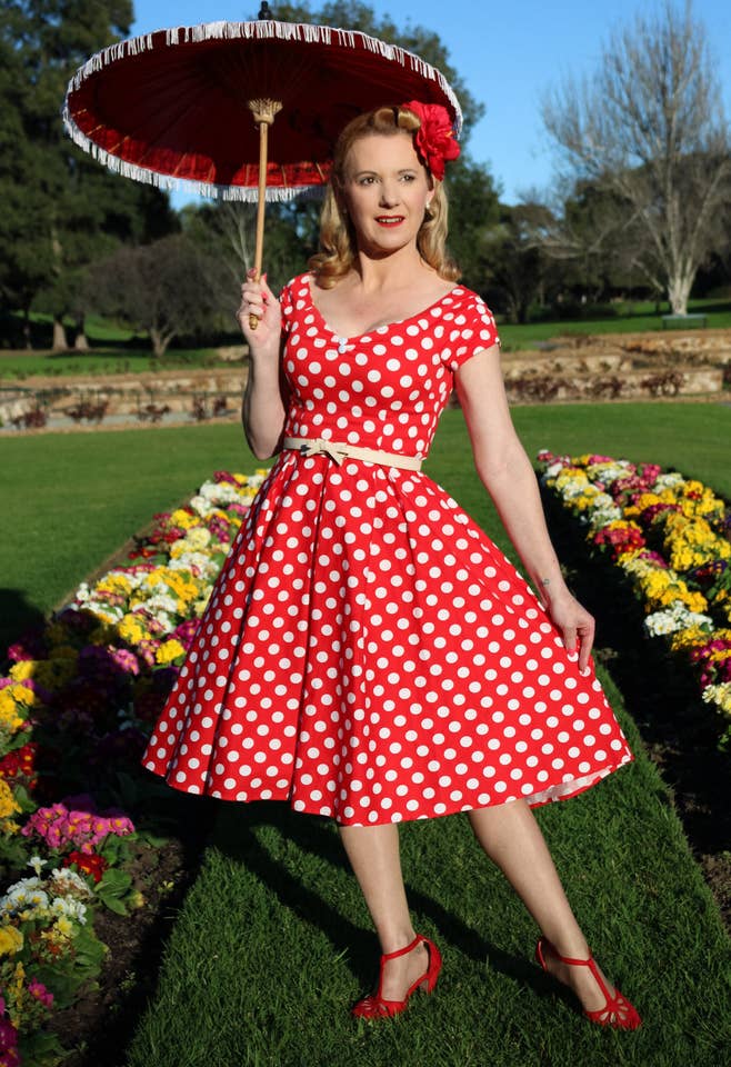 Dolly & Dotty – Vestido - Mulher por atacado – Vestido vintage rodado em vermelho com bolinhas brancas3