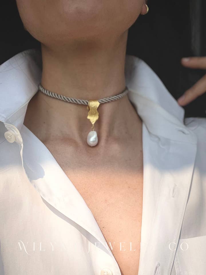 Corde Tressée en Soie Grise + Collier Ras du Cou avec Perles | Plaqué Or 24k | Réglable pour la vente par WILYMI Jewelry Co