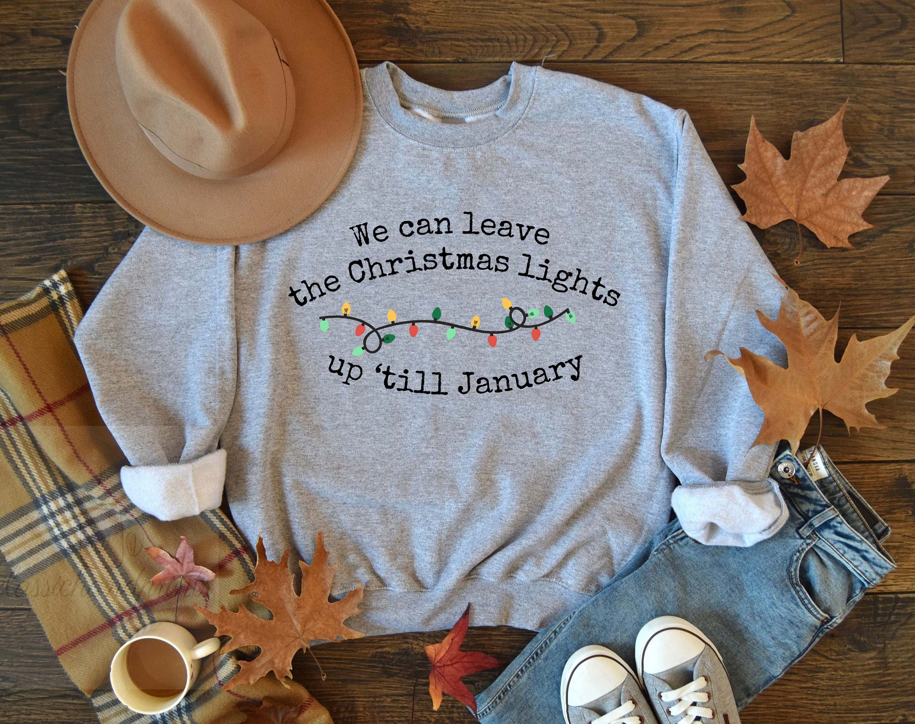 NVC Ecommerce LLC – Großhandel Sweatshirt mit Grafikdruck – Damen – Wir können die Weihnachtsbeleuchtung bis Januar anlassen Sweatshirt1