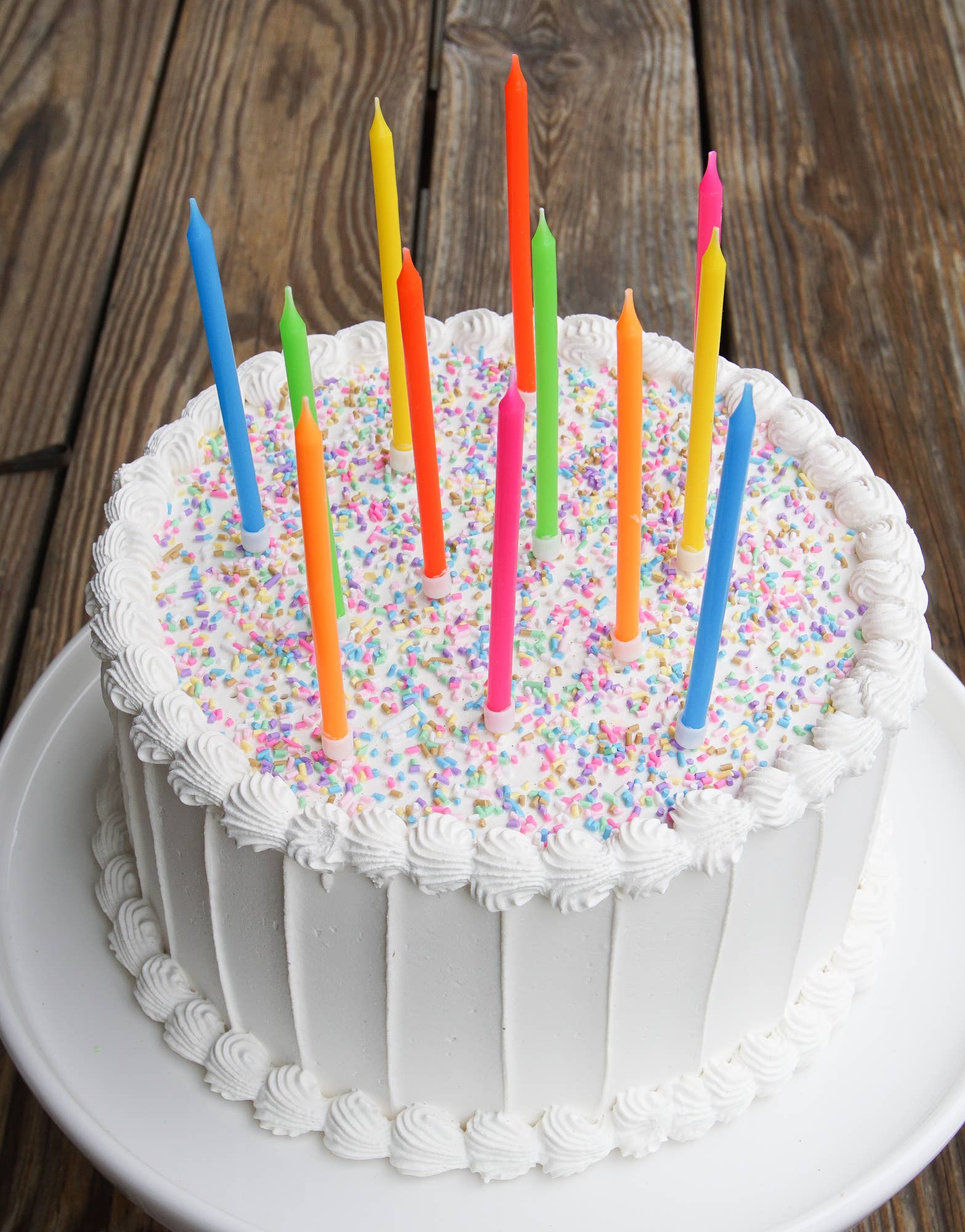 Party Partners - Vente Bougies pour gâteau - Ensemble de 12 bougies en dégradé arc-en-ciel fluo1