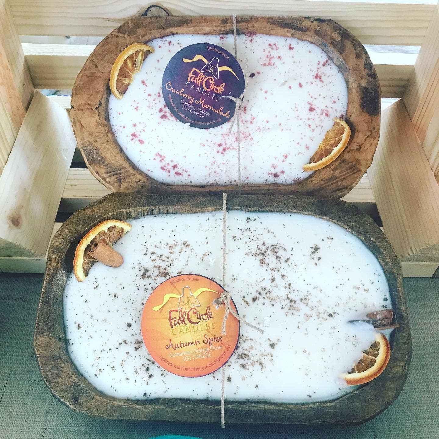 Full Circle Candles and Gifts – Großhandel Kerze im Glas / gefüllte Kerze – Teigschale aus Holz mit Herbstmotiv, Sojakerze