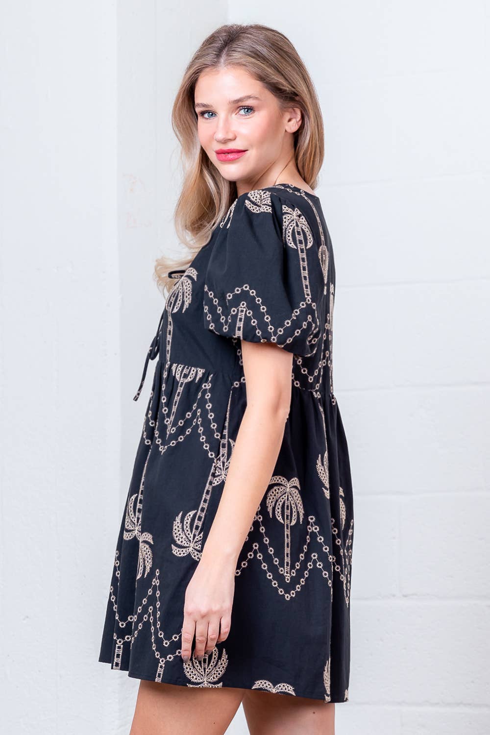 MULTI NOIR PD20375T-ROBE COURTE À MANCHES COURTES AVEC BRODERIE ET NŒUD DEVANT en vente sur Faire4