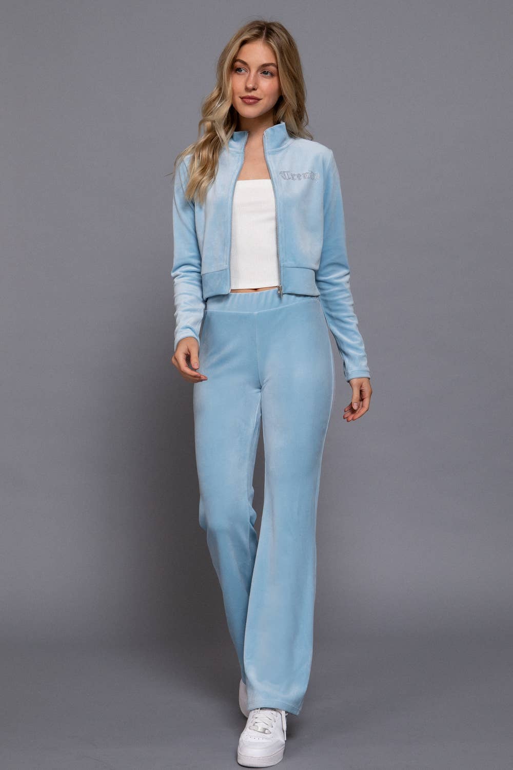 Active Basic | Active USA – Engroshandel Loungesæt - Dame – Mock Neck Zip Up Jakke & Rhinestone Flare Bukser Velour Sæt3