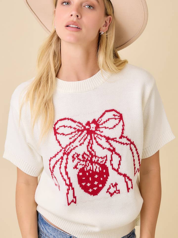 Haut à manches courtes en tricot de pull boxy avec imprimé nœud de fraise pour la vente par Main Strip