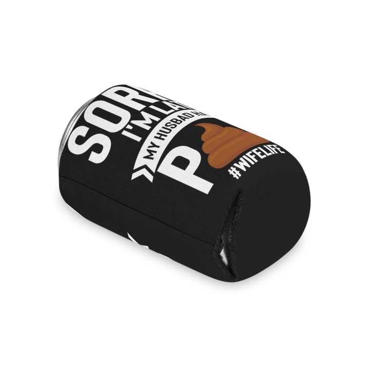 Teegarb LLC - Wholesale Isolators voor dranken/huggers en koozies - Bier Can Cooler Sleeve Novelty Late Mijn man moest poepen Sarcasme Uitspraken Minnaar Hilarische sardonische ironische echtgenoot Catchphrase Lover14