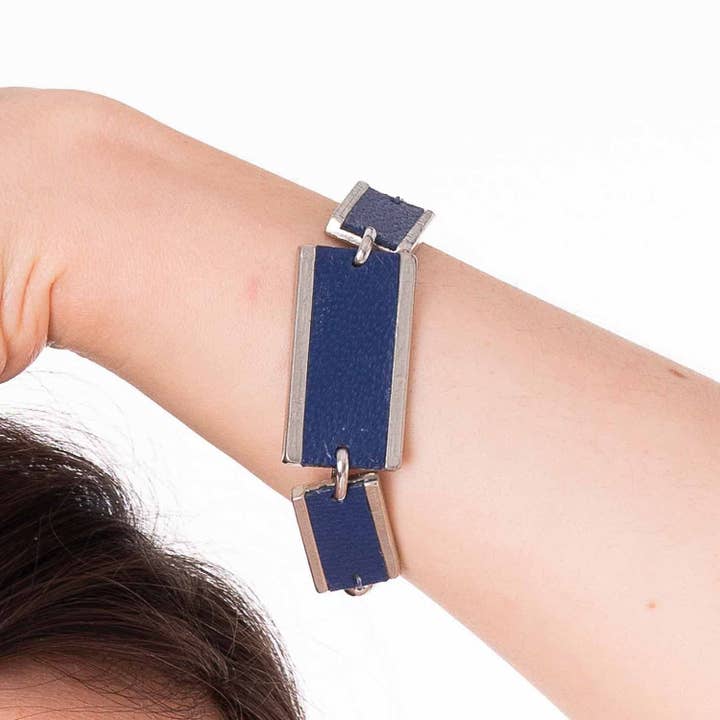 Bracciale rettangolare in pelle e acciaio con sfere blu per la vendita all'ingrosso da parte di Sobo & Co Jewellery