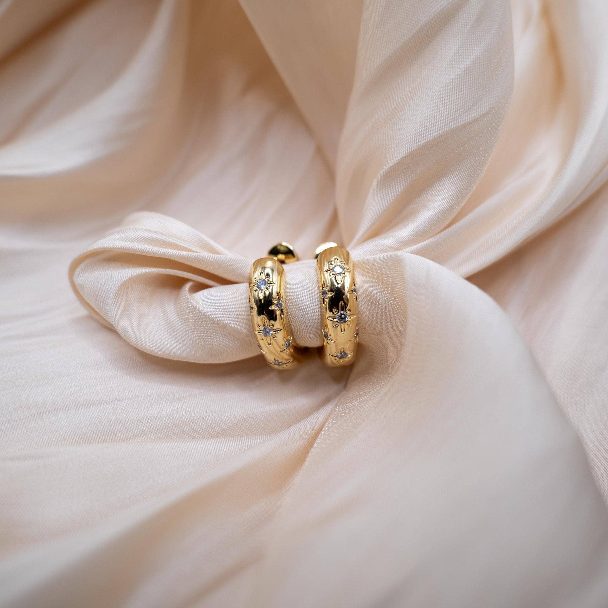 DUESTELLE ITALIA - Wholesale Hoop Earrings - Bold&Gold Hoops - Gold-plated earrings with cubic zirconia5