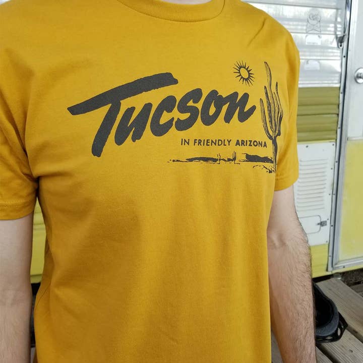 Tanline Printing - Venta al por mayor Camiseta serigrafiada - Unisex - Camiseta unisex «Tucson Friendly» (dorada)2
