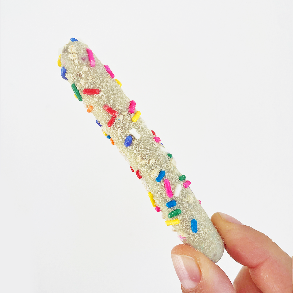 Fatty Sundays - Vente Friandises enrobées de chocolat - Pack de snacks de bretzels enrobés de chocolat saveur gâteau d'anniversaire (lot de 3)5