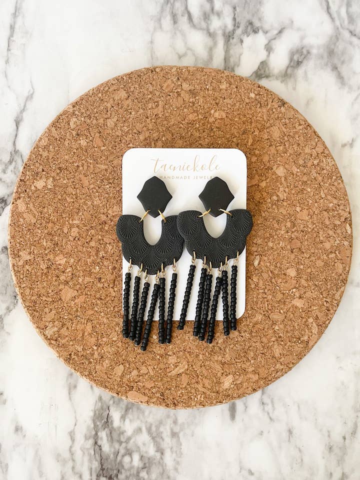 Schwarz-Weiß-Kollektion | Schwarze Perlenmuscheln | Ohrringe aus Ton für den Großhandel von taenickole