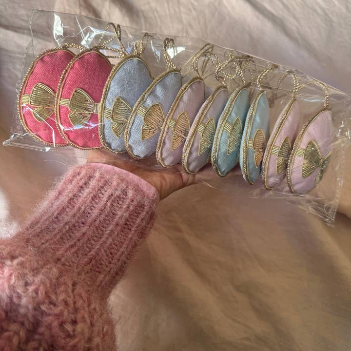 Katie Larmour Linen – wholesale Ornament – (10 pcs) Handmade Easter Bow Egg Linen Spring Ornament Tree3