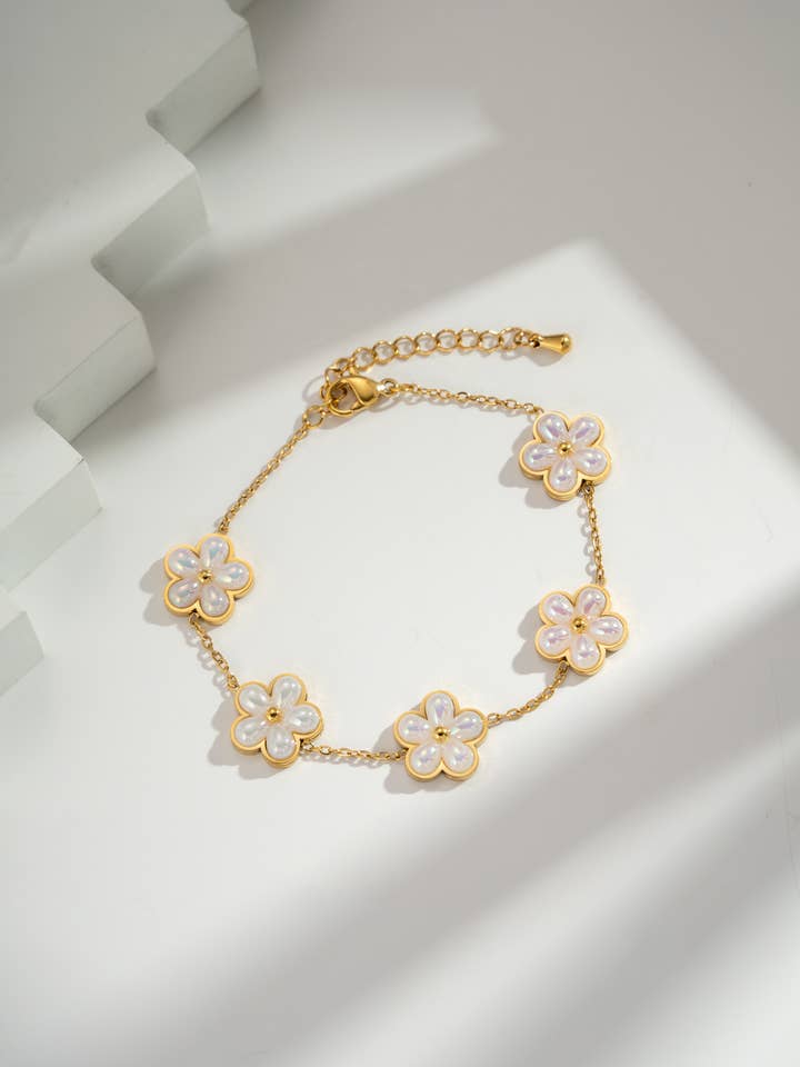 Pulseira Dourada Mulher Flores Esmaltadas Pérolas Aço Inoxidável por atacado de COSMOS