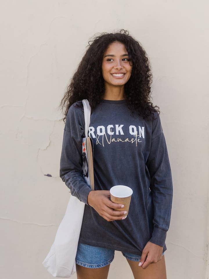 Rock On & Namasté Bigshirt - Cinzento por atacado de Rock on and Namaste