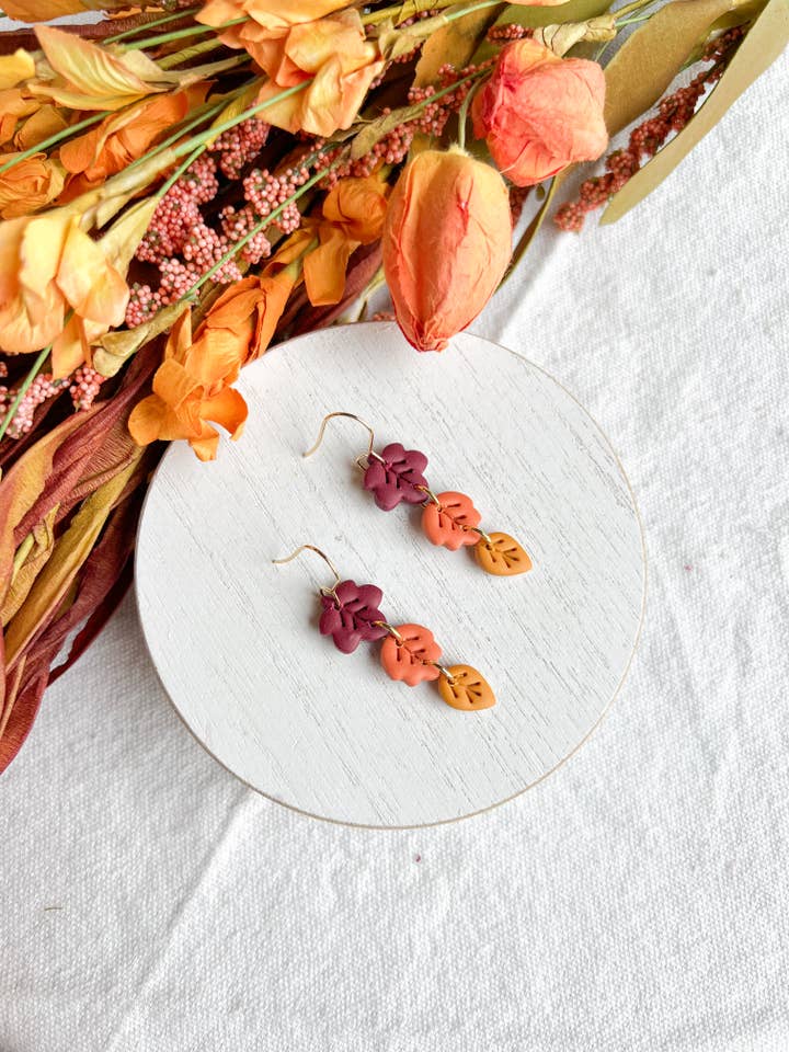 Boucles d'oreilles en argile polymère à feuilles tombantes multicolores pour la vente par Morning Dew Designs