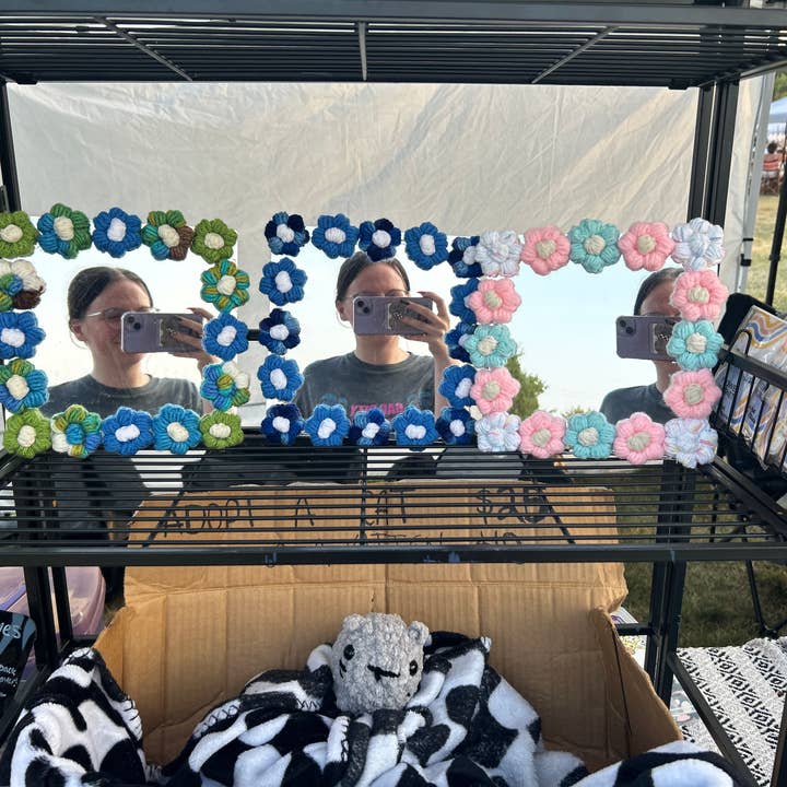 Crochet by Jolene - Venta al por mayor Espejos de pared - Espejo de ganchillo con forma de flor de hojaldre de 8 x 8 pulgadas1