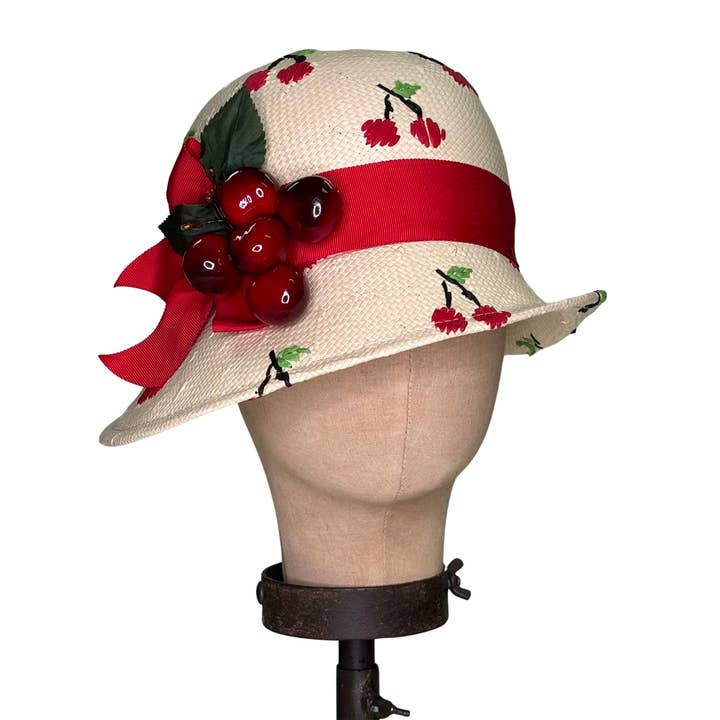 Chapeau cloche en paille avec broderie de cerises pour la vente par Kathy Jeanne Millinery