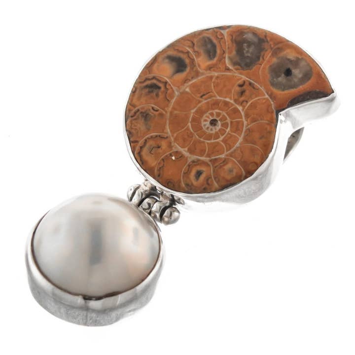 Pendentif en argent sterling 925 avec ammonite fossile de Madagascar et perle mabe, 1 9/16" pour la vente par FifiRose