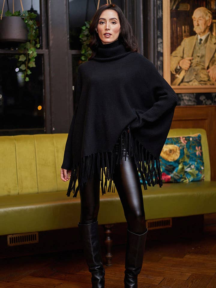 Hochgeschlossener, übergroßer Pullover mit Quasten-Saum in Schwarz. für den Großhandel von ANGELEYE