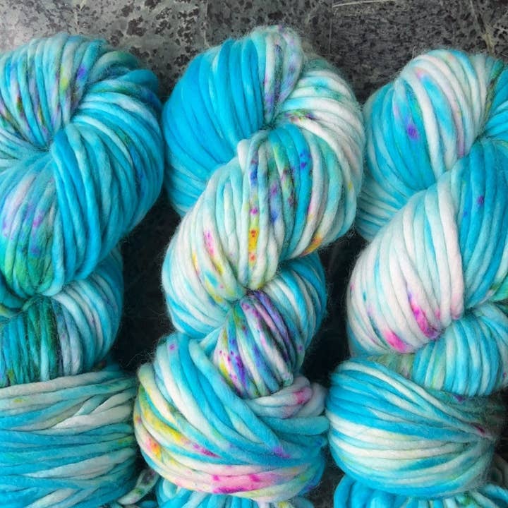 Honey and Clover Knits, LLC - Venta al por mayor Hilos - Hilo teñido a mano | hilo supervoluminoso | hilo de lana merino teñido a mano | lana teñida indie | Blue Bayou2