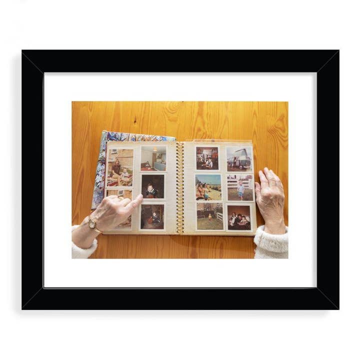 Senior mujer mirando álbum de fotos Designer Framed para venta al por mayor de Sorbey