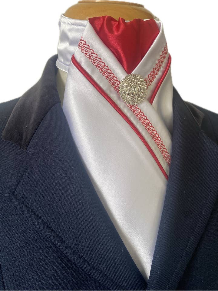 HHD Vit Satindressyr Preted Stock Slips Röd Kedja Broderad för wholesale av Heavenly Horse Designs