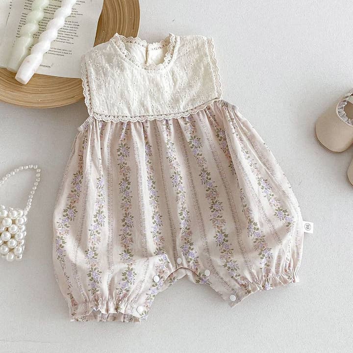 Combinaison d'été pour bébé fille à motif floral avec col en dentelle à volants sans manches et empiècements. pour la vente par MyKids-USA®