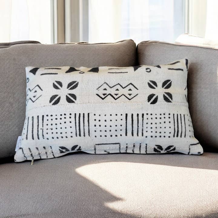 Housse de coussin - Housse de coussin en tissu de boue malien blanc 30x50 pour la vente par Artisan by MF