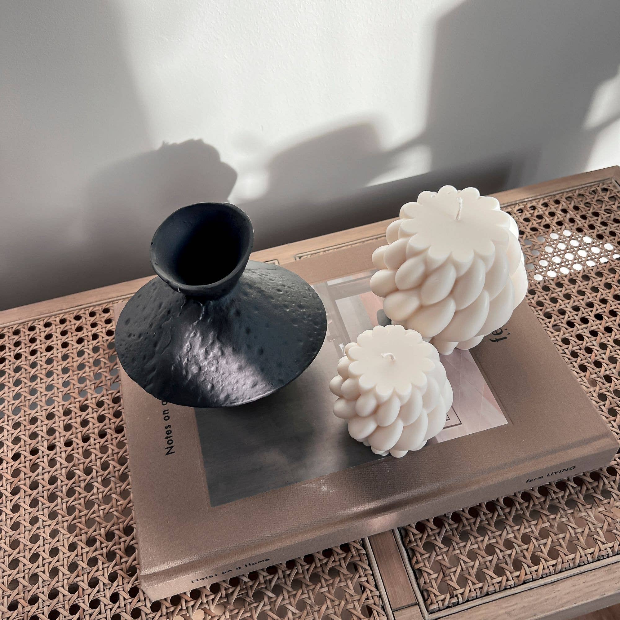 NOMA Studio - Vente Bougies originales - Bougie sculpture Karla Large – Cire de colza, H 11 cm3