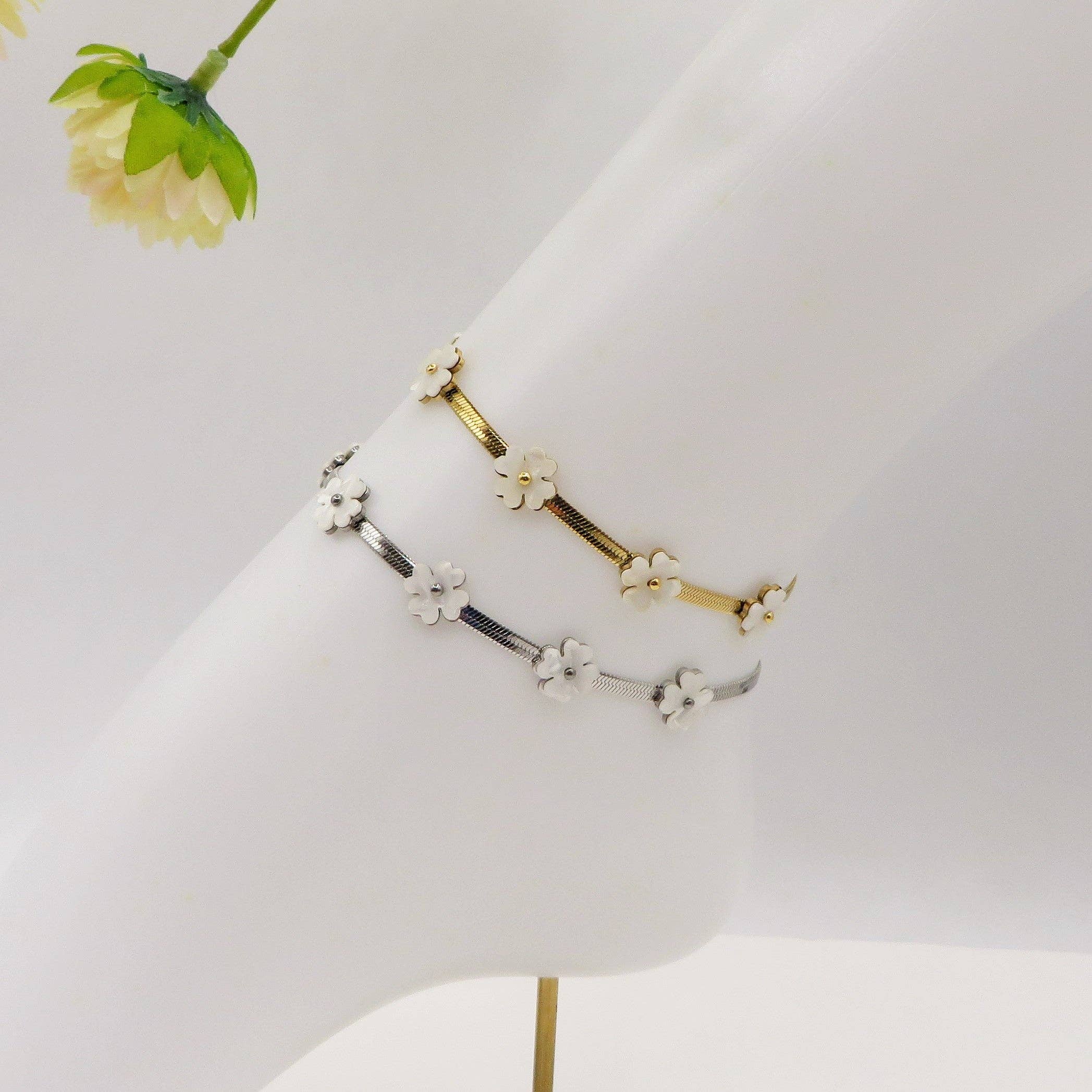 Daemon srls - Wholesale Cuff Bracelet - ELEONOR FLOWERS ~ Cavigliera in ACCIAIO INOSSIDABILE fiori in madreperla + catena snake piatta5