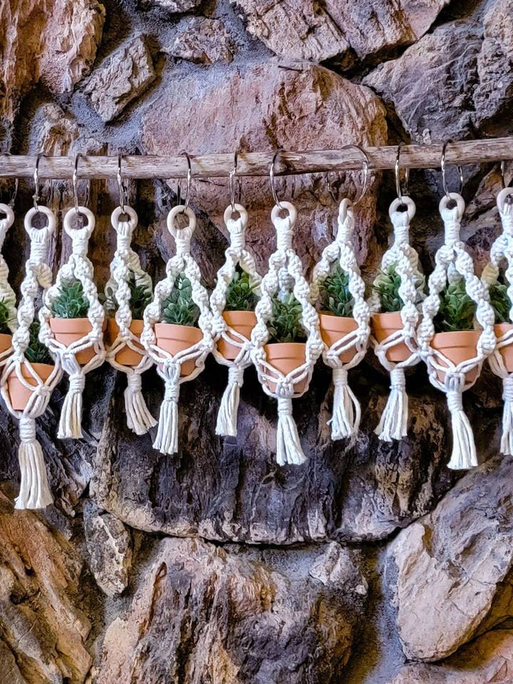 Cintres pour rétroviseurs pour plantes pour la vente par Knotty Boho Designs