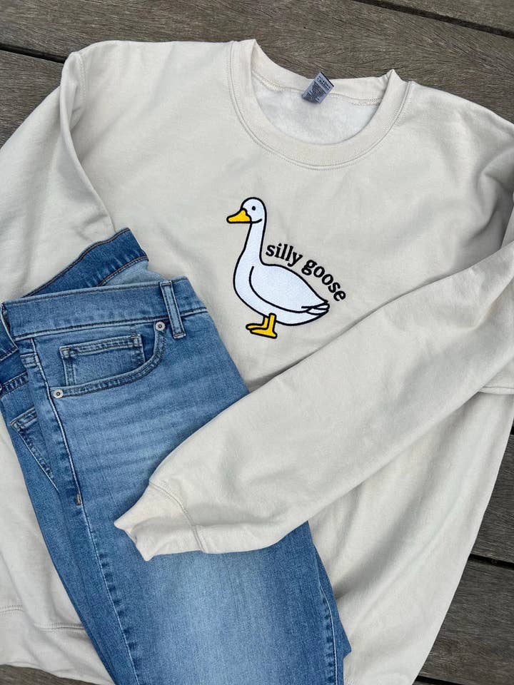 Sweatshirt brodé Silly Goose pour la vente par Amanda Rose Thread Co